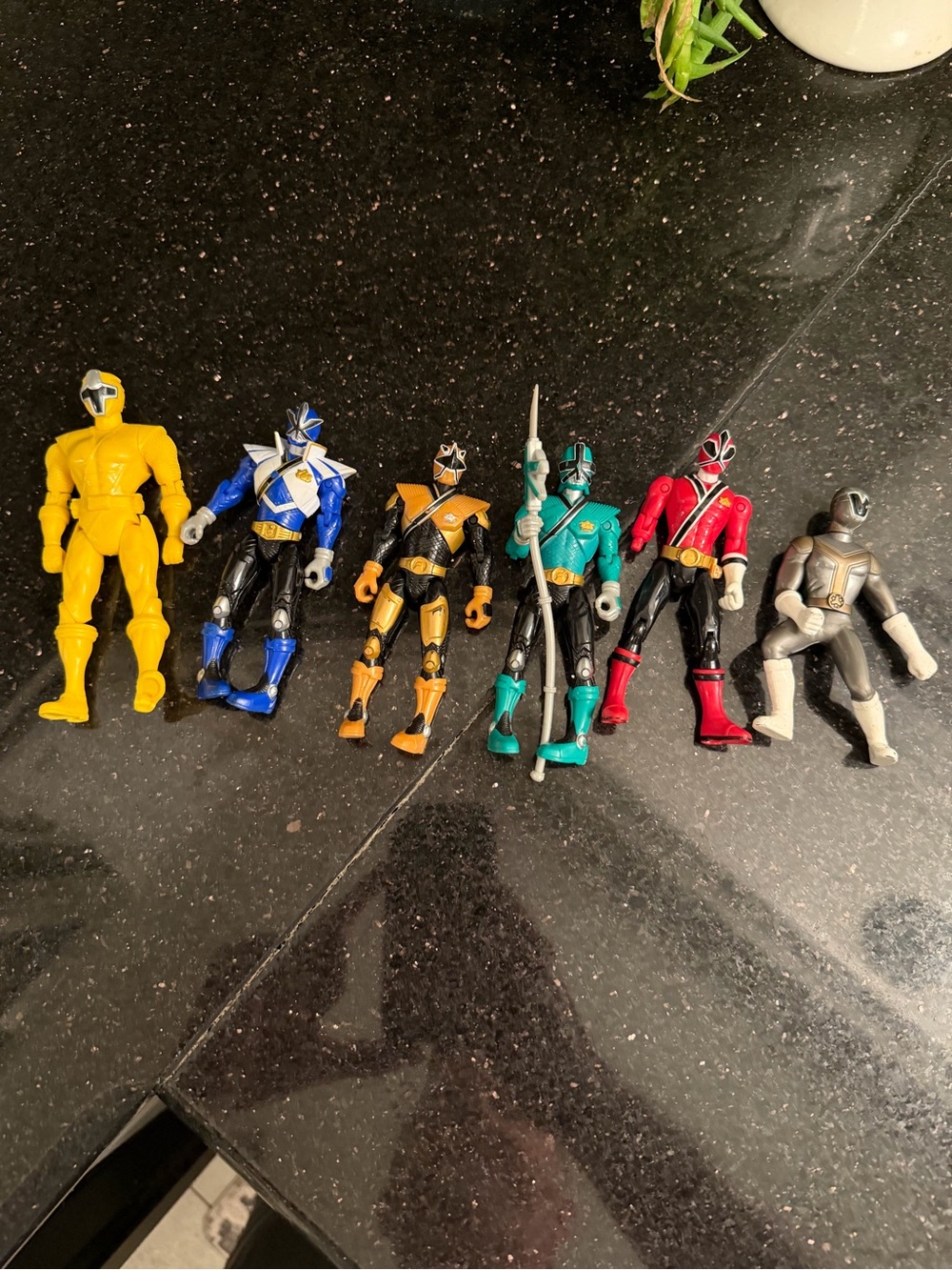 Lot of 6 Power Rangers Figurines